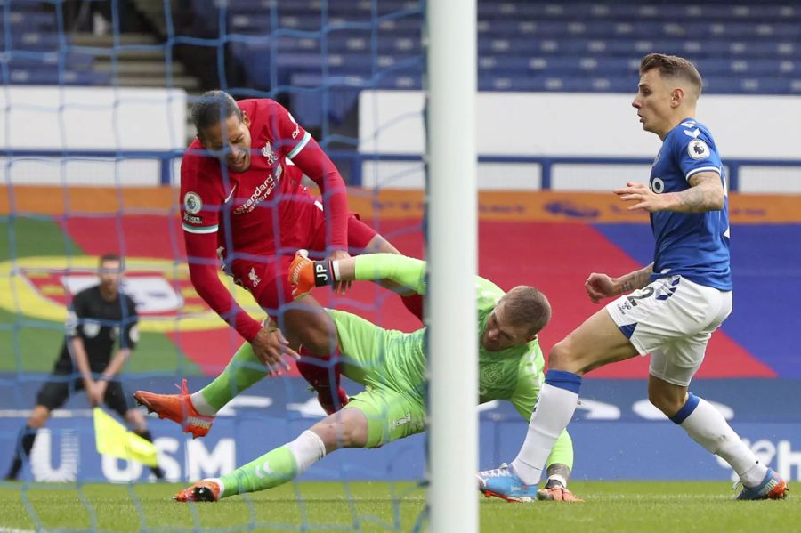 Liverpools Virgil Van Dijk wird von Everton-Goalie Jordan Pickford rüde angegangen.