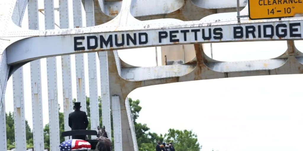 Symbolträchtige Prozession von Sarg von John Lewis über Brücke in Selma