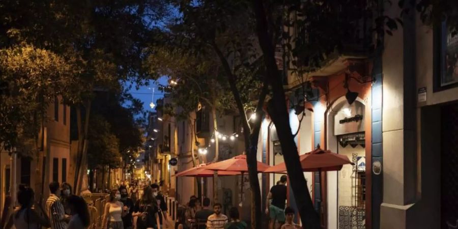 Das Stadtviertel Gracia in Barcelona: Das Auswärtige Amt rät vom Besuch der Touristen-Metropole im Nordosten Spaniens ab. Foto: Felipe Dana/AP/dpa