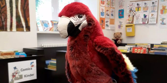 Pippo Papagei wird die Kinder in seinen Geschichten begleiten. Zofingen Pippo Papagei