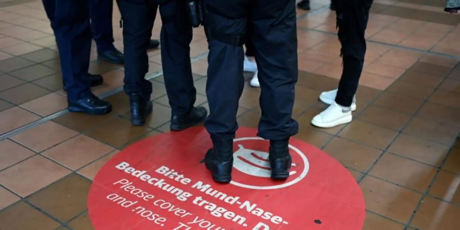 Aufkleber zur Maskenpflicht im Dortmunder Hauptbahnhof