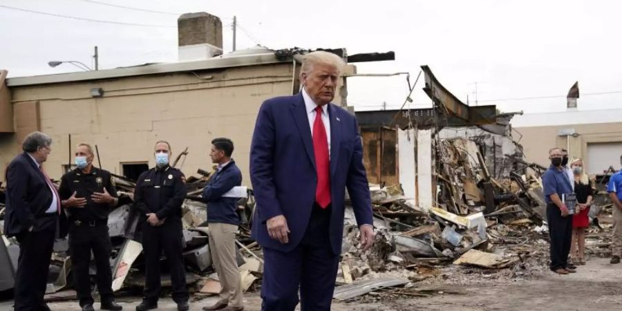 US-Präsident Donald Trump (M) ist nach Kenosha im US-Bundesstaat Wisconsin gereist. Foto: Evan Vucci/AP/dpa