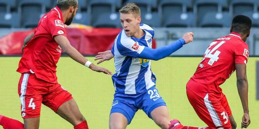 U21-Nationalmannschafts-Kapitän Arne Maier (M) wechselt auf Leihbasis für eine Saison zu Arminia Bielefeld. Foto: Andreas Gora/dpa