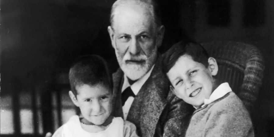 Der Begründer der Psychoanalyse, Sigmund Freud, mit zwei seiner Enkel. Das Museum in seinem Wohnhaus wurde renoviert und die Ausstellungsfläche verdoppelt. Am Samstag öffnet es wieder. (Exponat aus dem Freud-Museum)