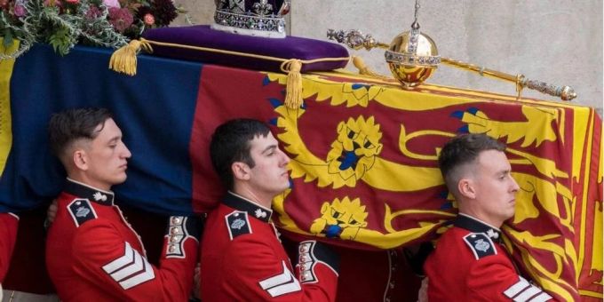 Der Sarg von Queen Elizabeth II. befindet sich auf den Weg zur letzten Ruhestätte. queen elizabeth