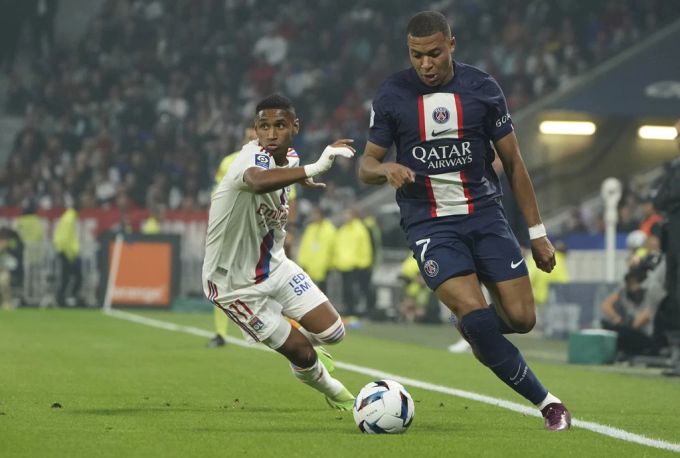 Kylian Mbappé (r.) im Trikot von Paris Saint-Germain. Kylian Mbappé