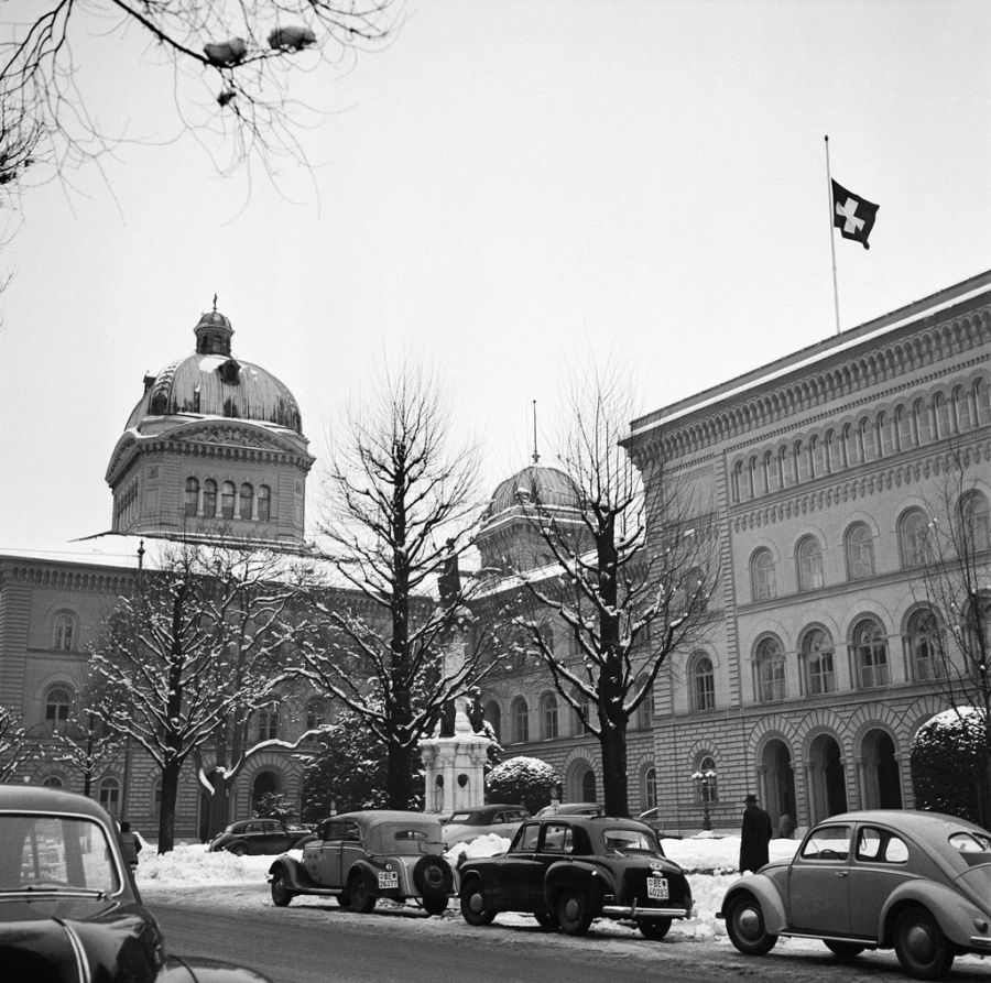 Bundeshaus halbmast 1952 George