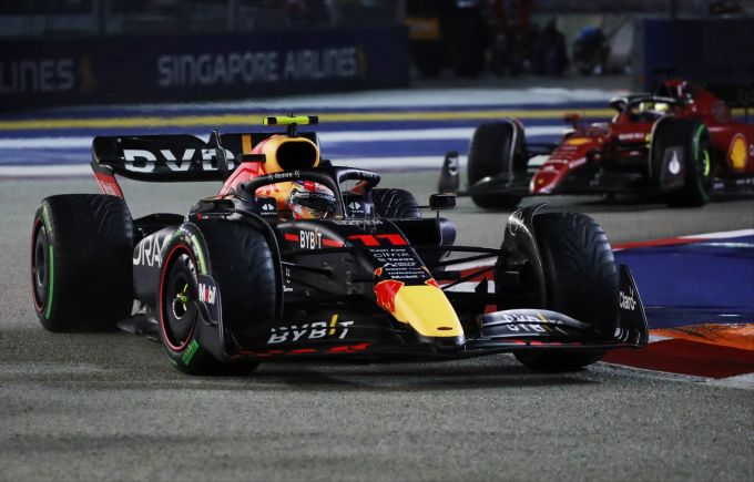 Sergio Perez (Red Bull Racing) vor Charles Leclerc (Ferrari) beim Singapur-GP der Formel 1. Sergio Perez Red Bull