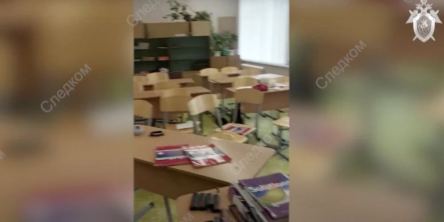 Die Schiesserei begann während des Unterrichts, als ein nicht identifizierter Mann in einem schwarzen Anzug in ein Klassenzimmer eindrang und das Feuer auf die Anwesenden eröffnete.