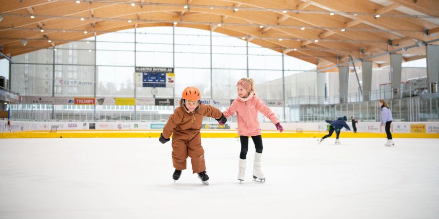 Kinder auf dem Eis.