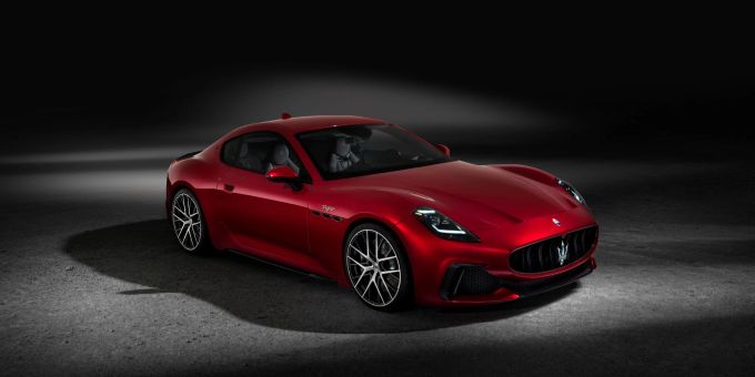 Optisch hat Maserati den Granturismo nur dezent modernisiert. Er steht aber auf einer neuen Plattform, die alte Verbrenner- und neue E-Auto-Welt vereinen soll. Optisch hat Maserati den Granturismo nur dezent modernisiert. Er steht aber auf einer neuen Plattform, die alte Verbrenner- und neue E-Auto-Welt vereinen soll.