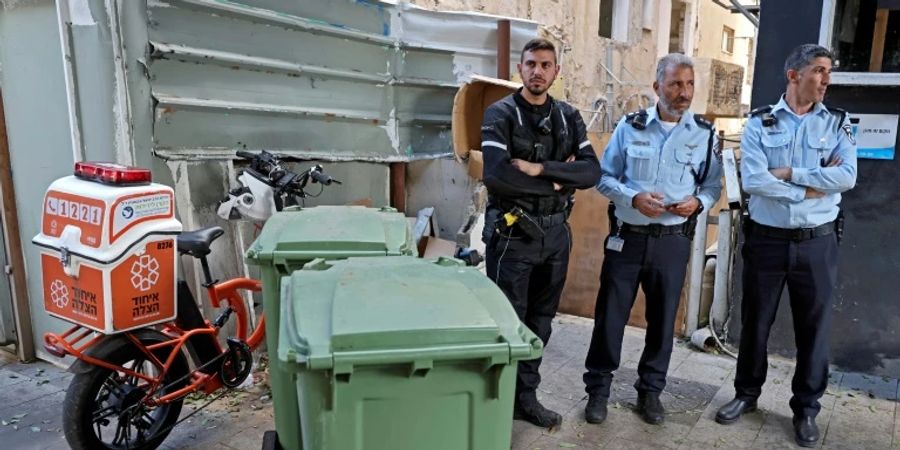 Polizisten bewachen den Fundort der Leiche