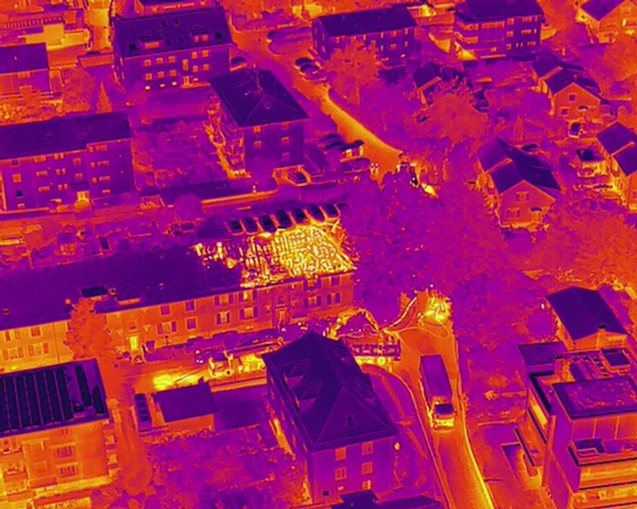 Die Wärmebildkamera zeigt die Glutnester im Dachstock des Mehrfamilienhauses in Thalwil ZH.