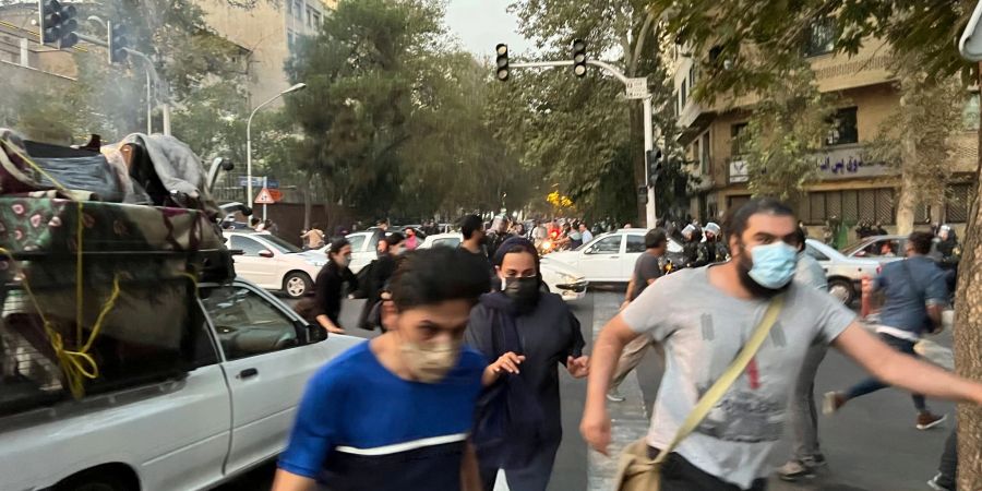 Vergangenen Montag in der iranischen Hauptstadt: Menschen fliehen vor der Polizei während eines Protests.