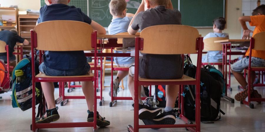 Schülerinnen und Schüler sitzen im Klassenraum einer Grundschule in Baden-Württemberg.