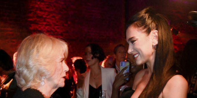Königsgemahlin Camilla spricht mit Dua Lipa. (Toby Melville/Pool Photo via AP) camilla