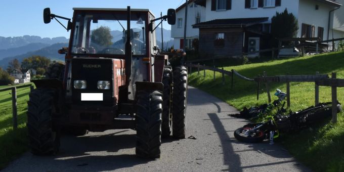 Stein AR: Motorradfahrer verletzt sich bei Kollision mit Traktor Stein AR: Motorradfahrer verletzt sich bei Kollision mit Traktor