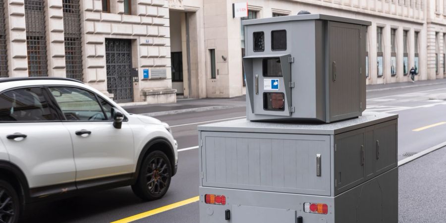 Eine Auto Blitzanlage in der Schweiz. (Symbolbild)