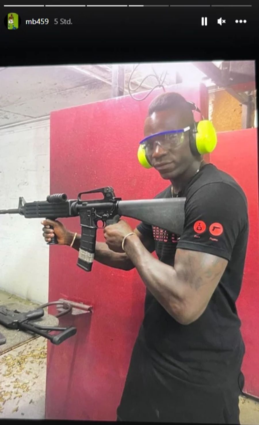 Mario Balotelli posiert auf einem Instagram-Foto mit Sturmgewehr.