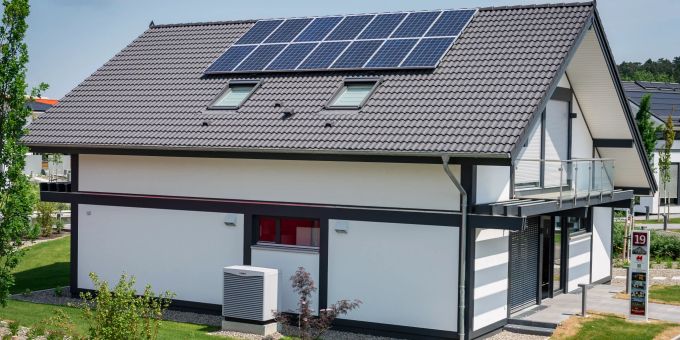 . Hier findet sich auf dem Dach eine Photovoltaikanlage für Stromproduktion mit einer Wärmepumpe am Boden, die mit dem solaren Strom betrieben werden kann. Solarpaneele auf dem Dach