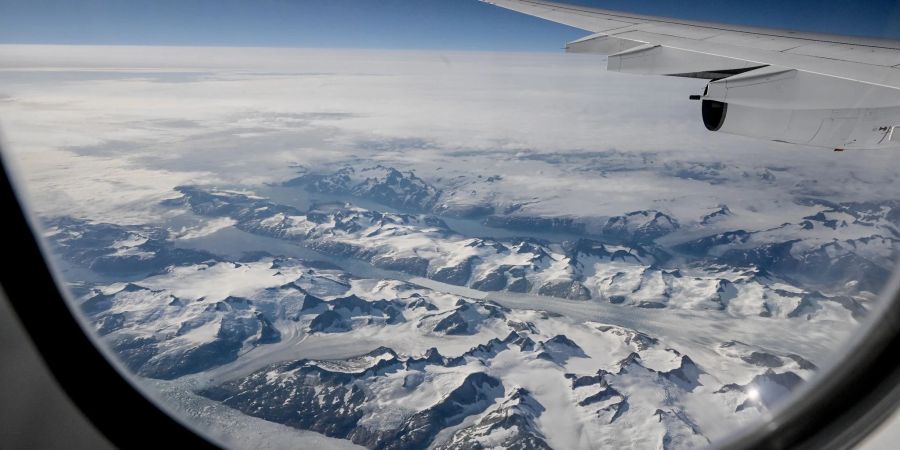 Blick auf eisbedeckte Fjorde und Berglandschaften auf Grönland.