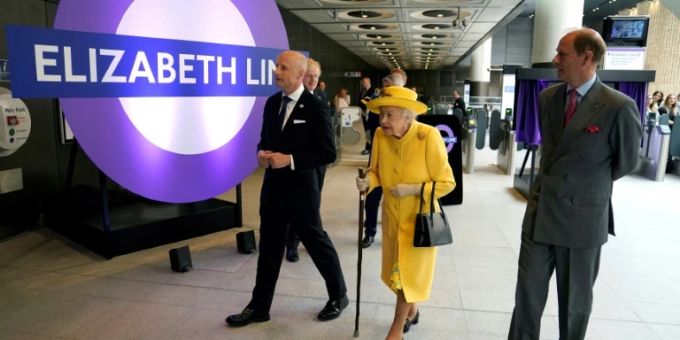 Die Queen im Mai am Bahnhof Paddington Die Queen im Mai am Bahnhof Paddington