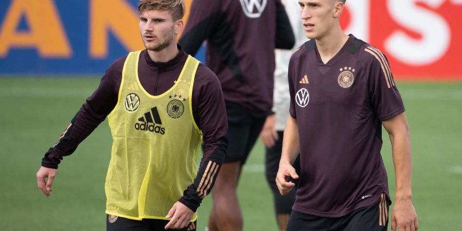 Nico Schlotterbeck (r) und Timo Werner beim DFB-Training.