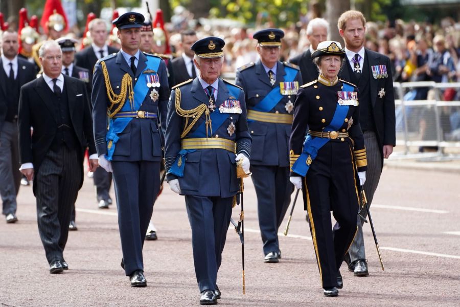 Prinz William (v.l.), König Charles III., Prinzessin Anne und Harry, der Herzog von Sussex, begleiten den Sarg von Königin Elizabeth II. auf seinem Weg durch London.