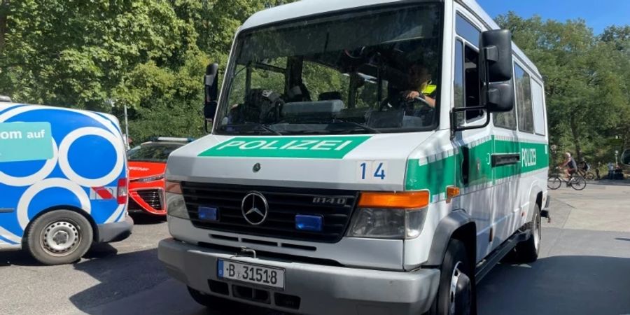 Auto der Berliner Polizei bei einem Einsatz
