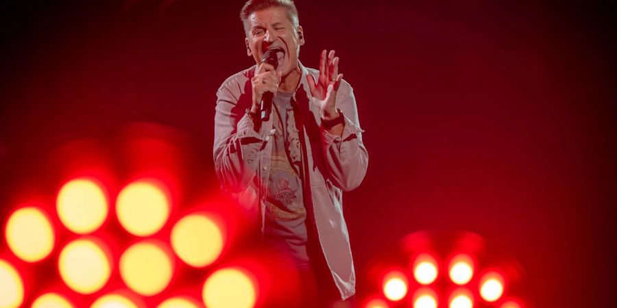 Sänger Hartmut Engler gibt auf der Bühne alles.