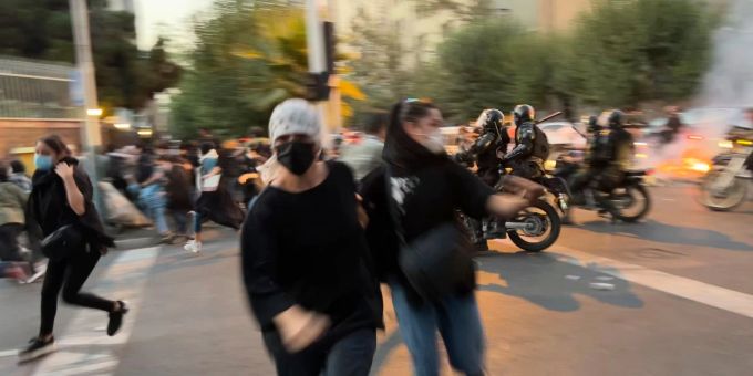 Auf diesem Bild vom 19. September 2022 fliehen Frauen vor der Polizei während eines Protestes nach dem Tod der 22-jährigen Mahsa Amini. iran