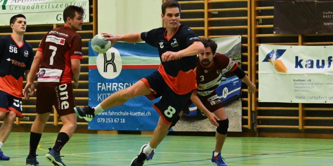 Matthias Henseler (am Ball) war gegen SG Handball Seetal als erfolgreichster Shooters-Torschütze fünf Mal erfolgreich. HSG Mythen-Shooters.