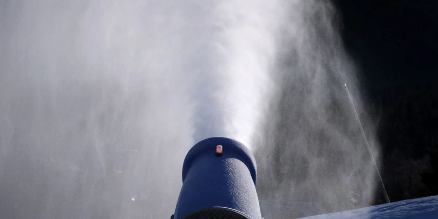 Liftbetreiber nutzen die morgendlichen frostigen Temperaturen zur Beschneiung ihrer Pisten.