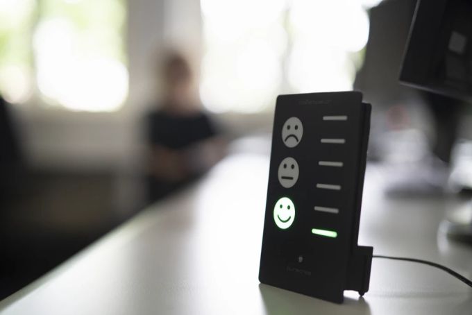 Dieses Gerät misst die CO2-Konzentration in der Luft und zeigt das Ergebnis mit 3 verschiedenen Smileys an. Sensor