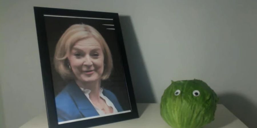 Wie alles begann: Der «Daily Star» legte am 14. Otkober einen Salatkopf aus dem Supermarkt neben ein Porträt von Liz Truss und fragte: Wer hält länger?