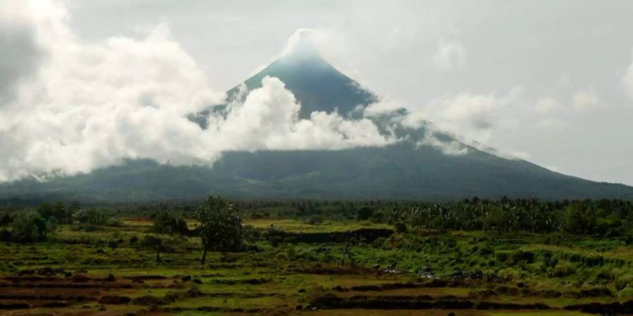 Der Vulkan Mayon hat eine 2500 Meter hohe Aschesäule ausgestossen.