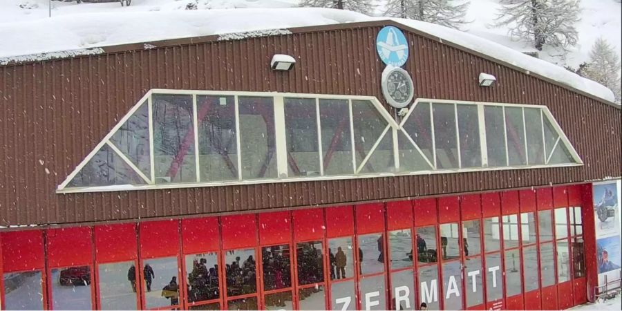 Die Air Zermatt betreibt eine Luftbrücke. Eine Warteschlange hat sich vor der Abflughalle gebildet.