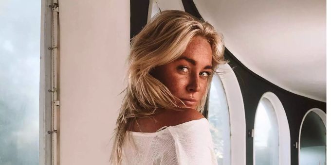 Das australische Model Sinead McNamara posiert in Griechenland für ein Instagram-Foto. Das australische Model Sinead McNamara posiert in Griechenland für ein Instagram-Foto.