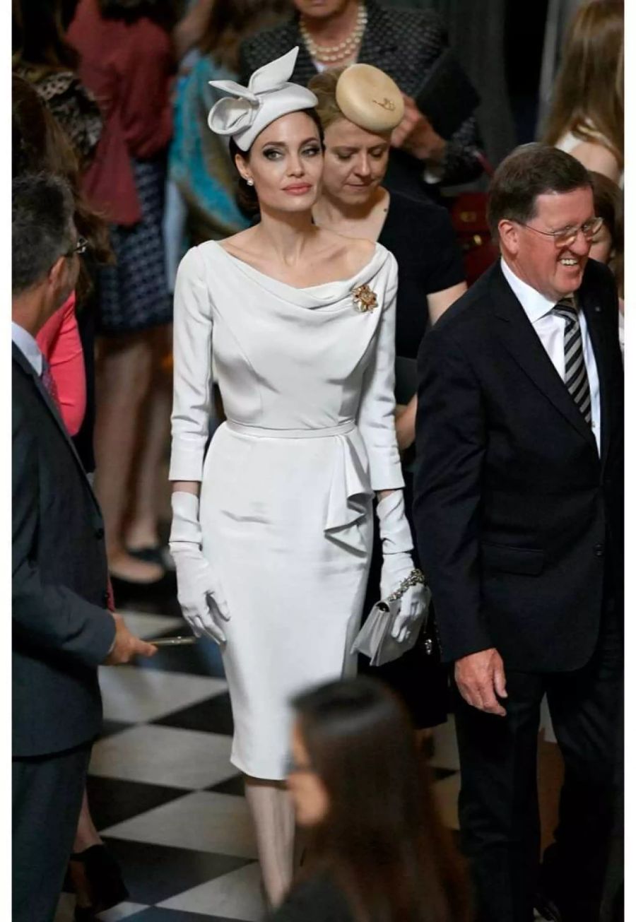 Hervorstehende Knochen und dünne Taille: Angelina Jolie in der St Paul's Cathedral in London.