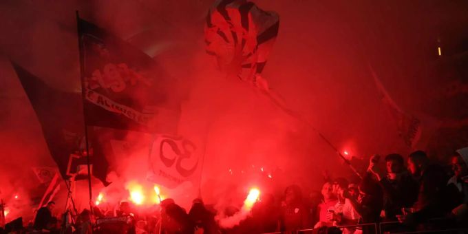 Eintracht-Fans zünden Feuerwerkskörper. Eintracht-Fans zünden Feuerwerkskörper.