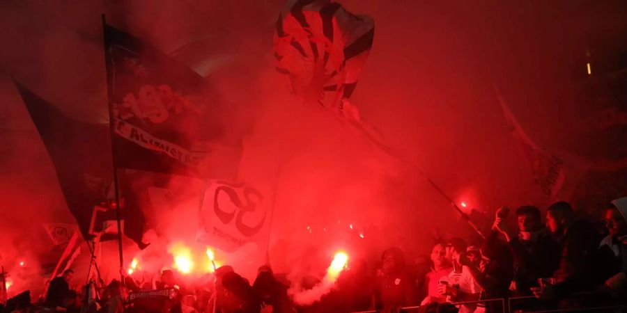 Eintracht-Fans zünden Feuerwerkskörper.