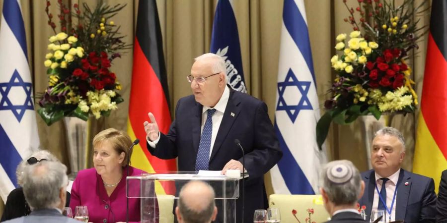 Der israelische Präsident Reuven Rivlin (M) spricht bei einem Treffen mit der deutschen Bundeskanzlerin Angela Merkel (l).