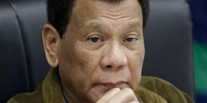 Der philippinische Präsident Rodrigo Duterte hört während einer Konferenz zum Taifun Mangkhut zu. Der philippinische Präsident Rodrigo Duterte hört während einer Konferenz zum Taifun Mangkhut zu.