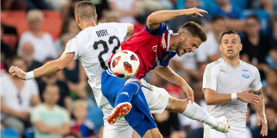 FC Basel gegen Apollon Limassol in der Qualifikation der Europa League. Valentin Roberge (l.) von Limassol und Ricky van Wolfswinkel von Basel kämpfen um den Ball.