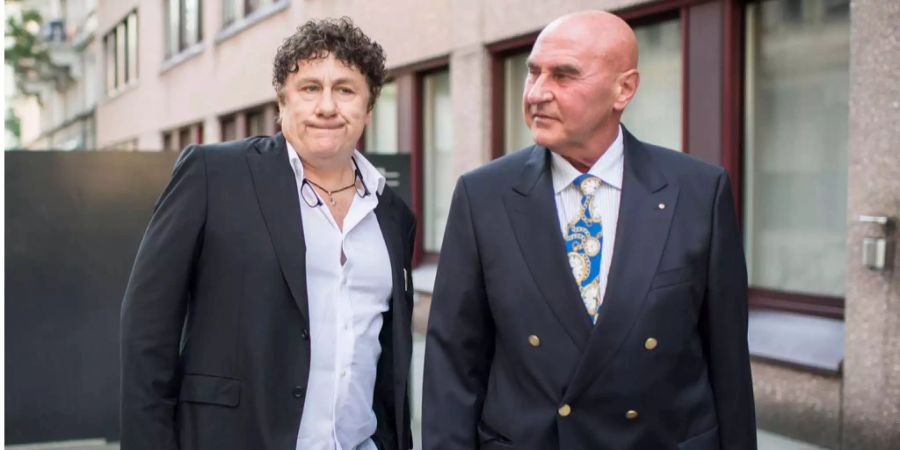 David Larible (l.) und sein Anwalt Valentin Landmann verweilen vor dem Bezirksgericht anlässlich dem Tatvorwurf der sexuellen Handlungen mit einem Kind, aufgenommen am Dienstag, 15. August 2017, in Zürich.