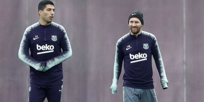 Luis Suarez und Lionel Messi unterhalten sich im Training des FC Barcelona Luis Suarez und Lionel Messi unterhalten sich im Training des FC Barcelona