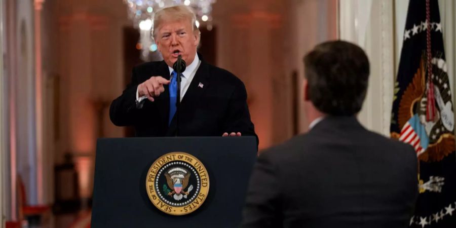 An einer Pressekonferenz im Weissen Haus beschimpft US-Präsident Donald Trump den CNN-Journalisten Jim Acosta als «Feind des Volkes».