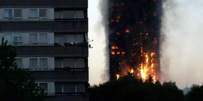 Das Grenfell-Hochhaus in London brennt im Juni 2017 ab. steve mcqueen