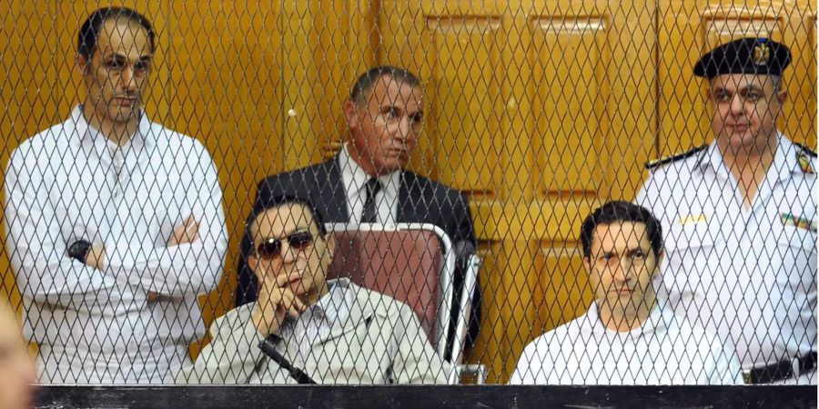 Ein Bild von Husni Mubarak (Mitte) und seinen zwei Söhnen bei einer Verhörung im Jahr 2013.