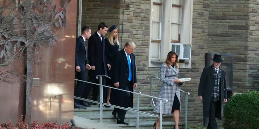 Donald Trump (3.v.r), Präsident der USA, und First Lady Melania Trump (2.v.r), Ivanka Trump verlassen die Tree of Life Synagoge in Pittsburgh.